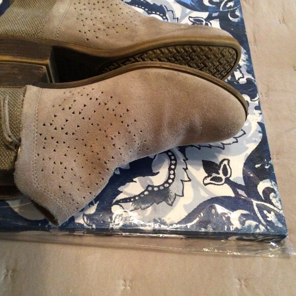 Toms Tan Cutout Suede Booties Pull On Heeled Ankle Boots Shoes Size 8 - Picture 1 of 5